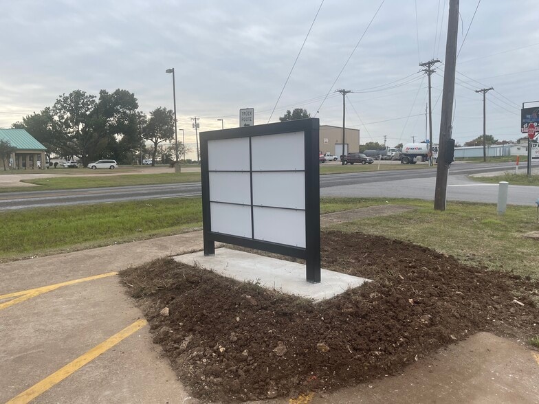 More Photos Of 300 Bryant Ave, Midlothian Light Distribution For Lease