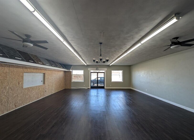 More Photos Of 206 N Main St, Creve Coeur Freestanding For Lease