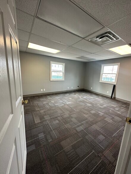 More Photos Of 10 Liberty St, Edison Warehouse For Lease