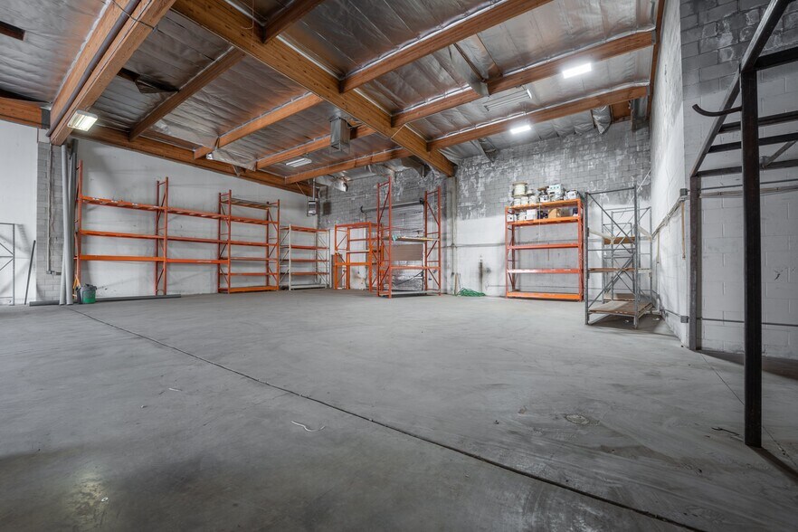 More Photos Of 39360 3rd St E, Palmdale Warehouse For Lease