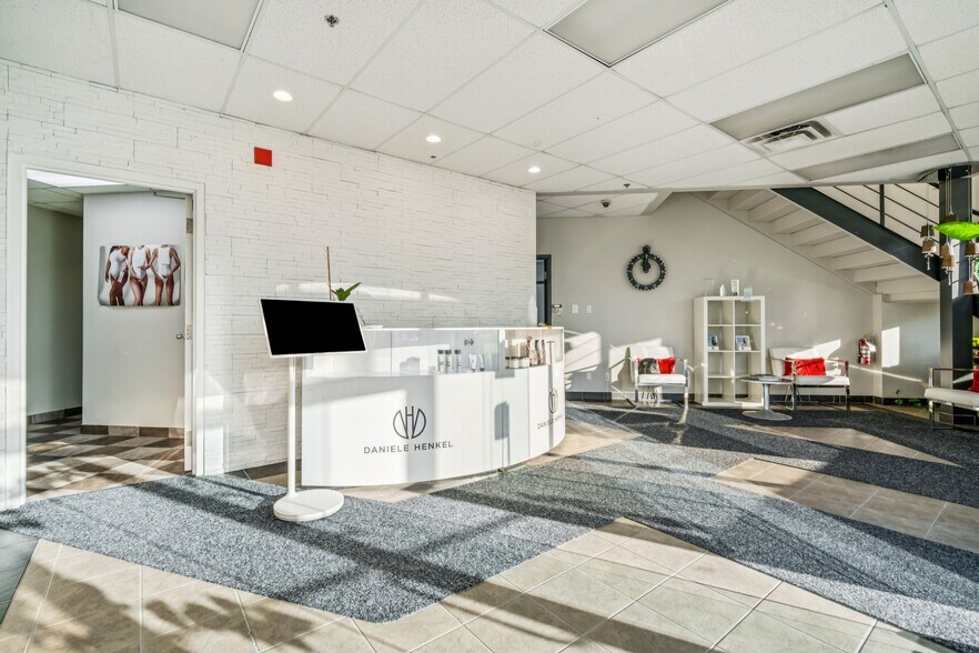 More Photos Of 9283 Rue Thimens, Pierrefonds Office For Sale