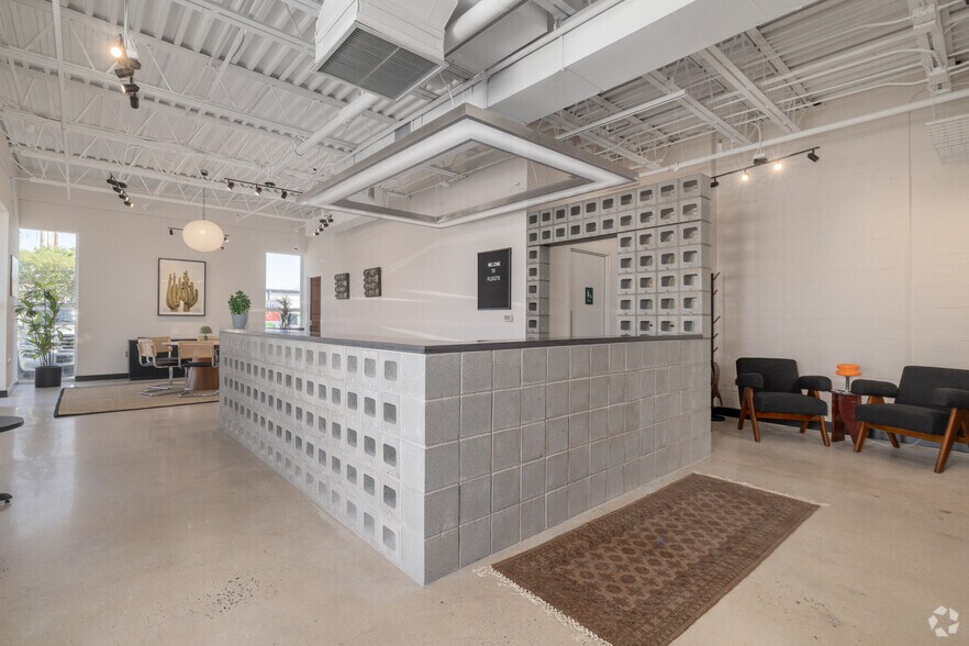 More Photos Of 900 Pressley Rd, Charlotte Warehouse For Lease