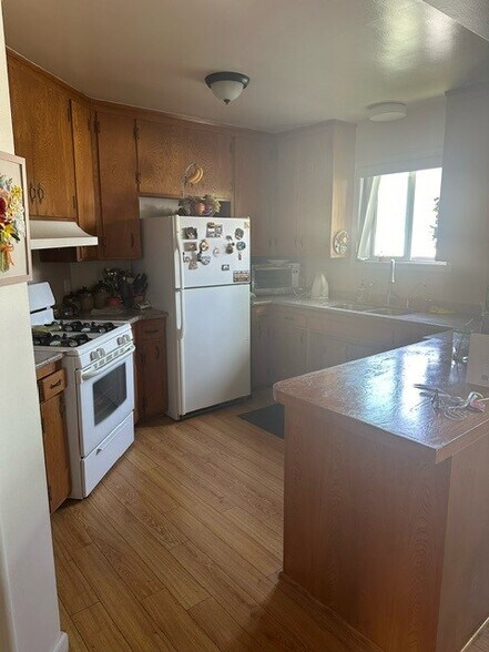 More Photos Of 10427 Odell Ave, Sunland Apartments For Sale