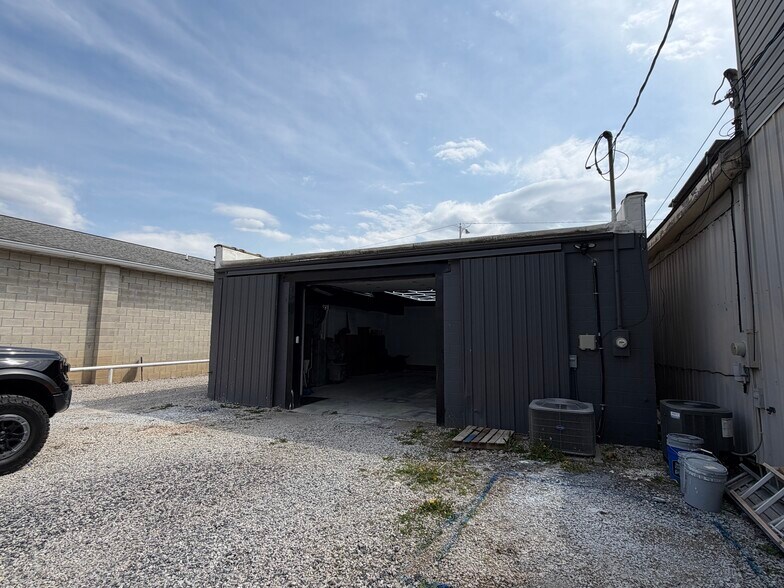 More Photos Of 1332 E Division St, Evansville Flex For Sale