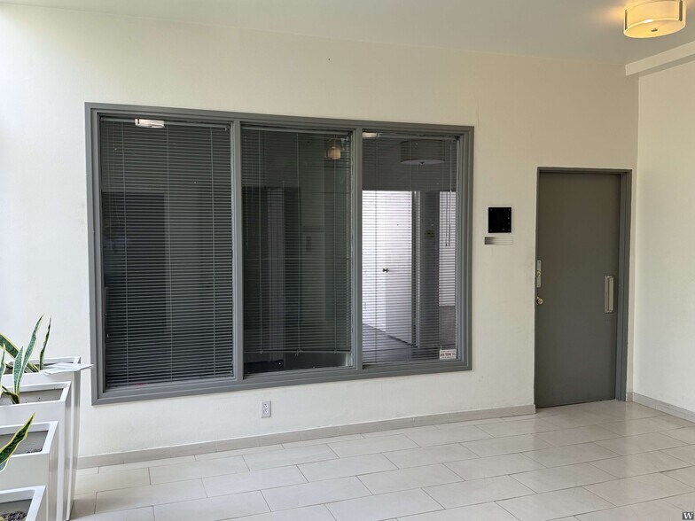 More Photos Of 8170 Beverly Blvd, Los Angeles Office For Lease