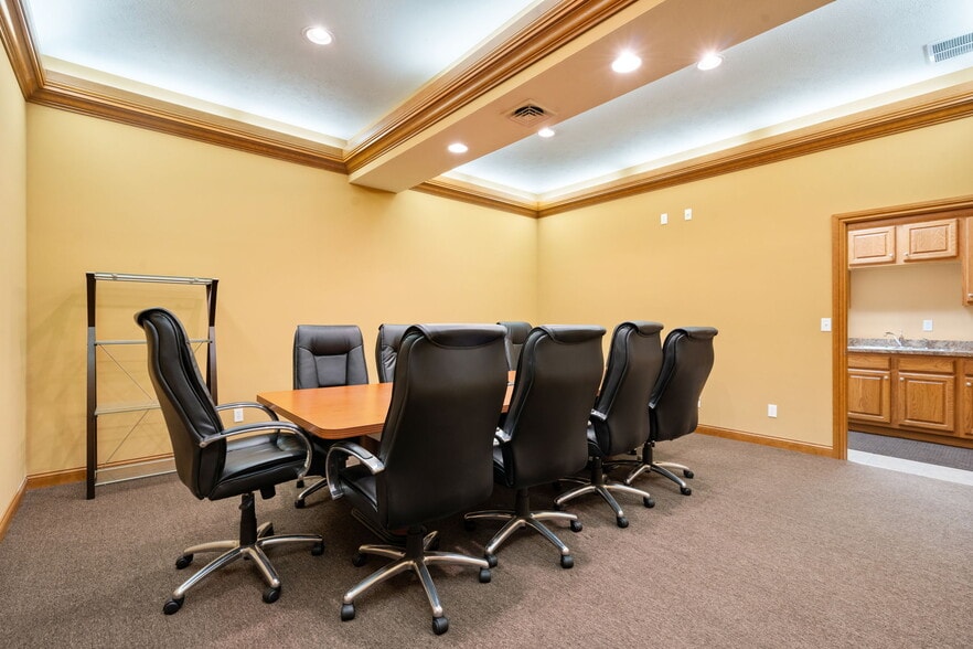 More Photos Of 2502 Beech St, Valparaiso Office For Sale