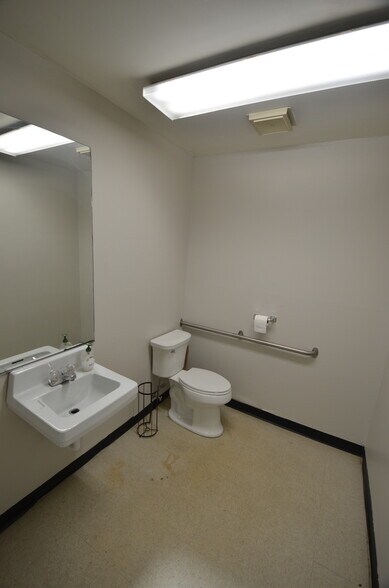 More Photos Of 4000 Brownsboro Rd, Winston-Salem Light Manufacturing For Lease
