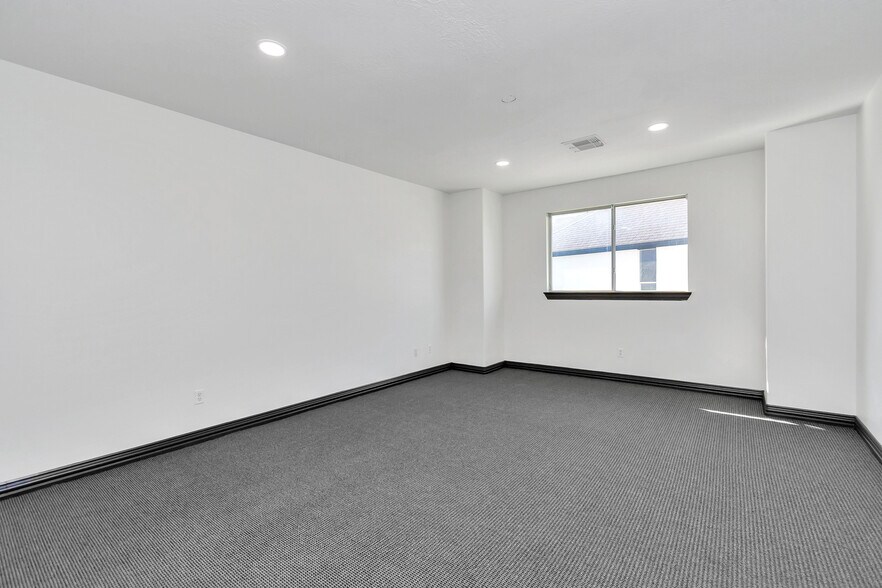 More Photos Of 8125 N Sam Houston Pky W, Houston Medical For Sale