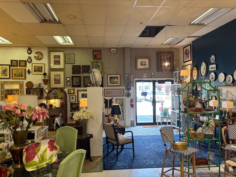 More Photos Of 9710 1/2 Taylorsville Rd, Louisville Warehouse For Lease