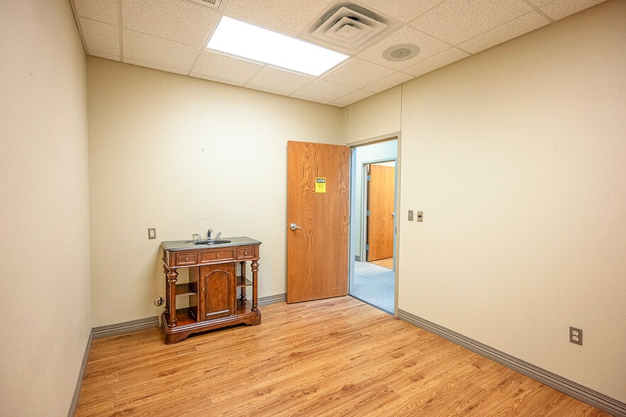 More Photos Of 3801 50th St, Lubbock Unknown For Lease