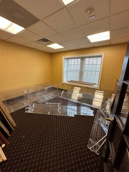 More Photos Of 25 Nassau Ln, Island Park Office For Lease