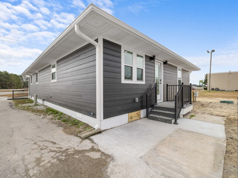 More Photos Of 3261 New Bern Hwy, Jacksonville Light Distribution For Sale