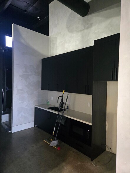 More Photos Of 130 N La Brea Ave, Los Angeles Storefront For Lease