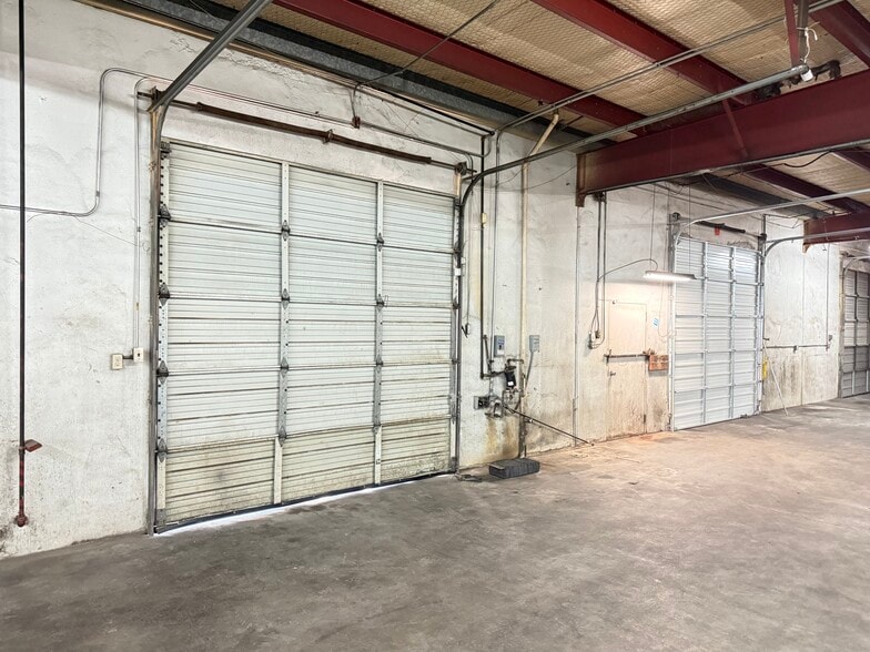 More Photos Of 11104 N Lamar Blvd, Austin Showroom For Lease