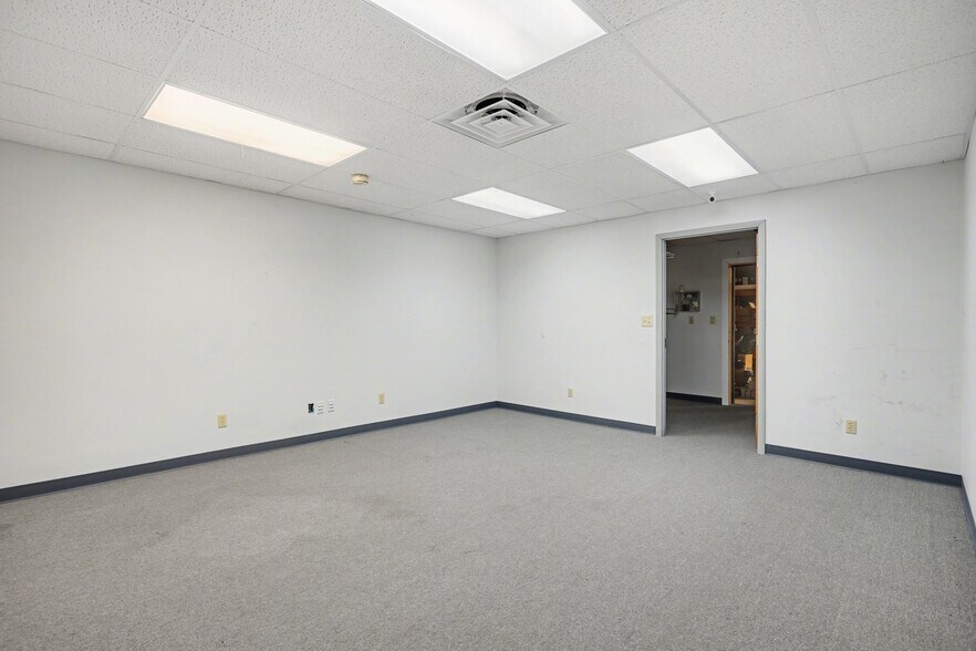 More Photos Of 400 Nationwide Dr, Harrisburg Medical For Sale