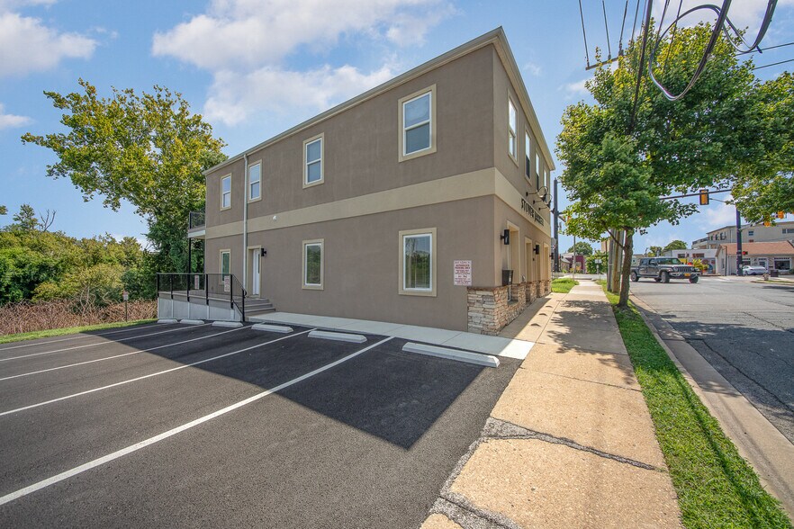 More Photos Of 1005 Sophia St, Fredericksburg Office For Lease