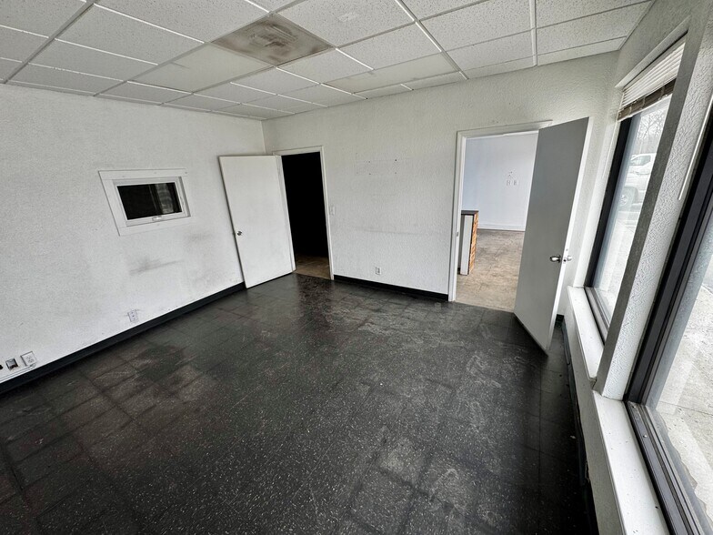 More Photos Of 1600 S Noland Rd, Independence Light Distribution For Lease