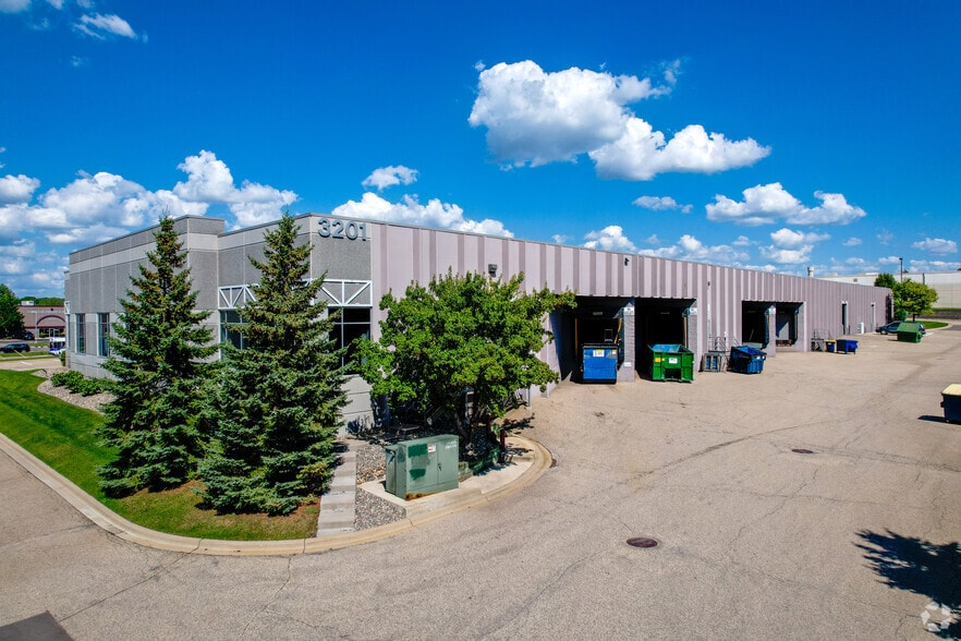 More Photos Of 3201 County Road 42 W, Burnsville Showroom For Lease