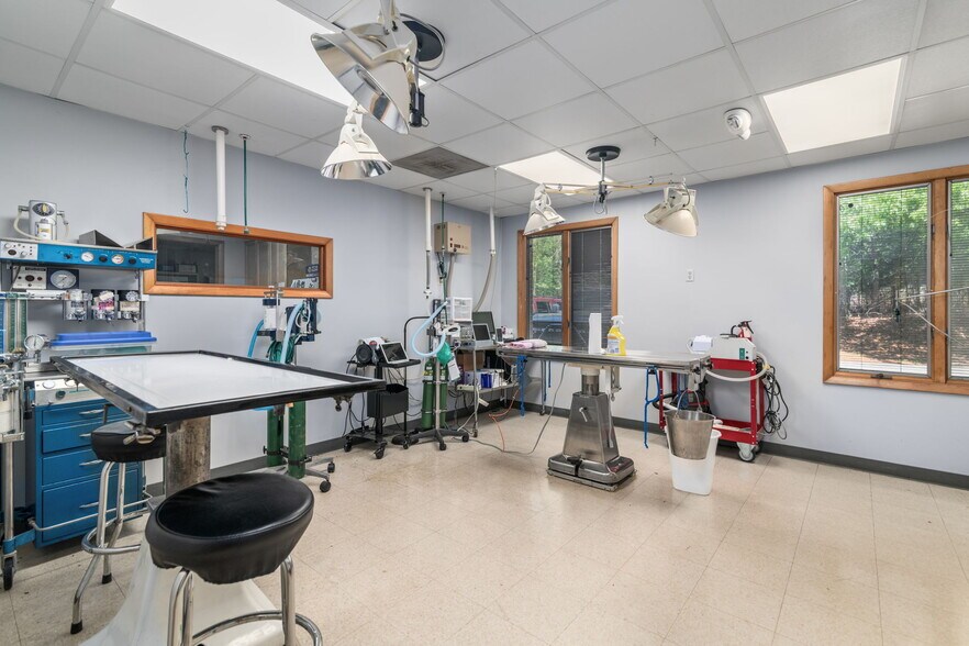 More Photos Of 3431 Waterlick Rd, Lynchburg Veterinarian Kennel For Sale