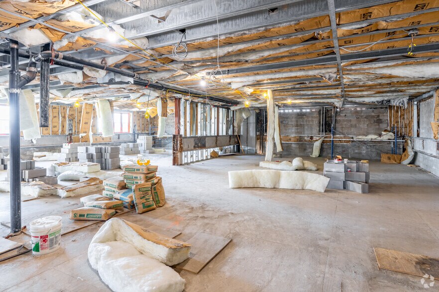 More Photos Of 37-31 10th St, Long Island City Light Distribution For Sale