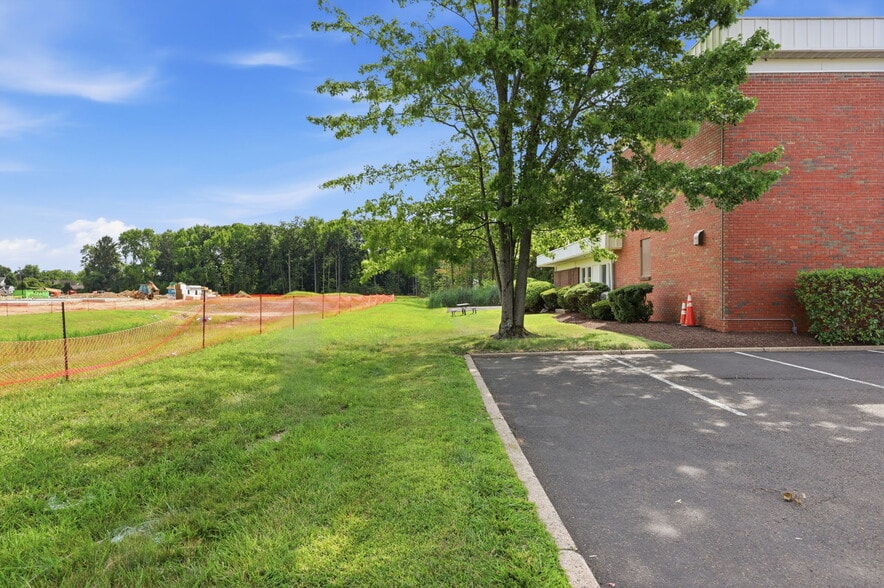 More Photos Of 1568 Woodbourne Rd, Levittown Office For Lease