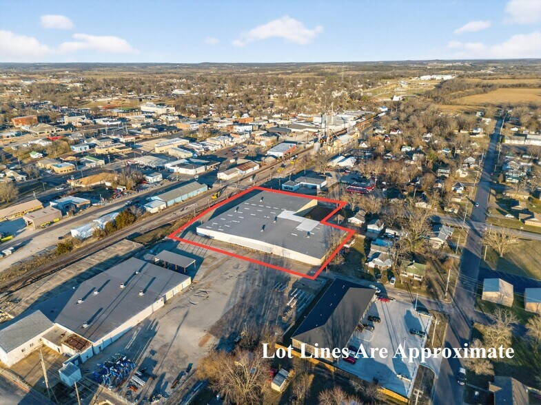 More Photos Of 102 S Main St, Mountain Grove Warehouse For Sale