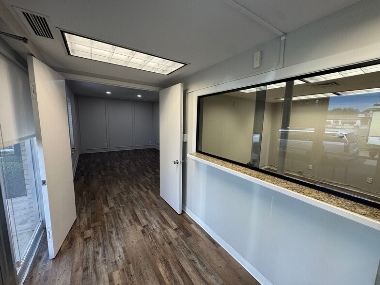 More Photos Of 300 N Washington St, Kaufman Office For Lease