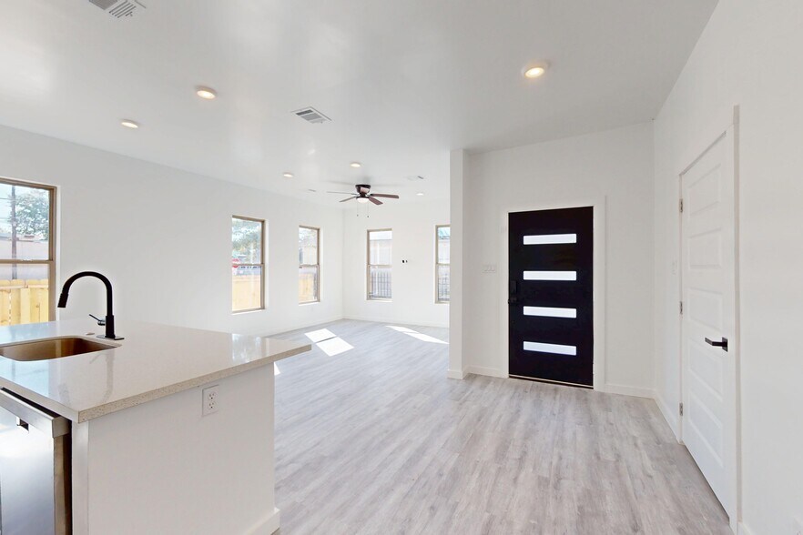 More Photos Of 5701 Fulton St, Houston General Retail For Lease