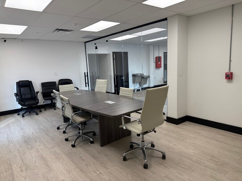 More Photos Of 6565 Beach Blvd, Jacksonville Loft Creative Space For Lease