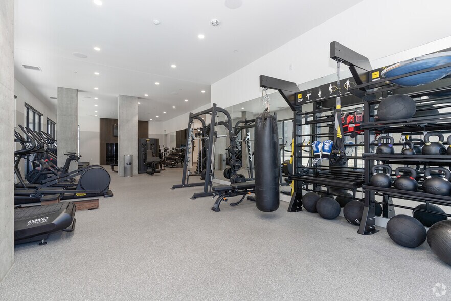 More Photos Of 1550 NW Naito Pky, Portland Apartments For Lease