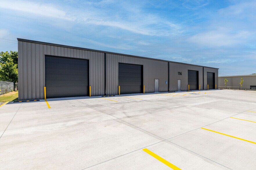 More Photos Of 116 NE 37th St, Oklahoma City Warehouse For Lease