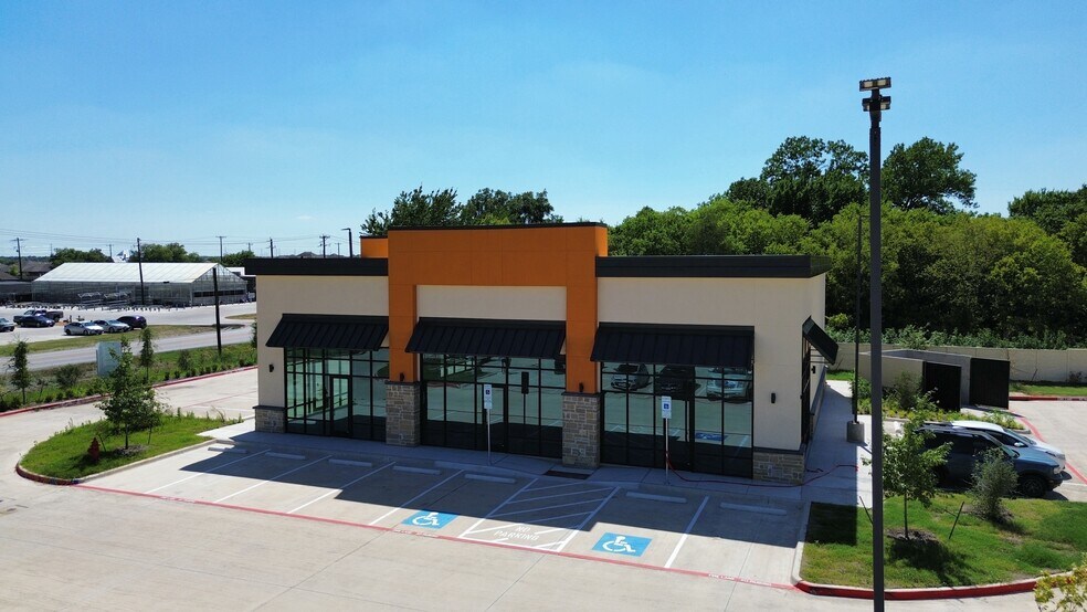 More Photos Of 914 W 1st St, Justin Storefront For Lease