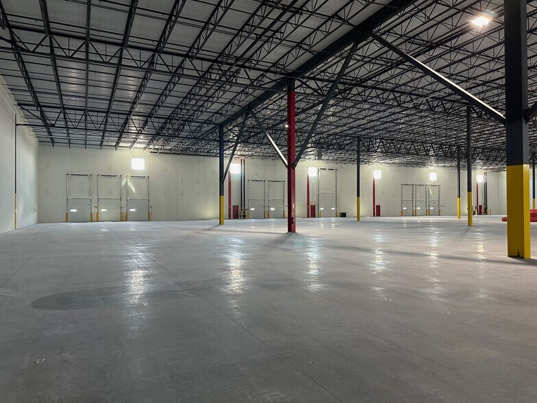 More Photos Of 301 Lau Pky, Englewood Distribution For Lease