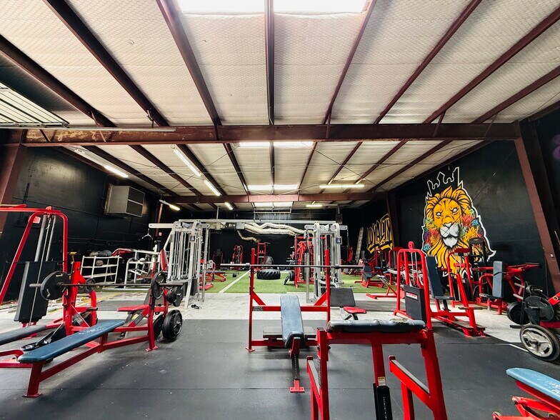 More Photos Of 1610 Wynn Joyce Rd, Garland Freestanding For Sale