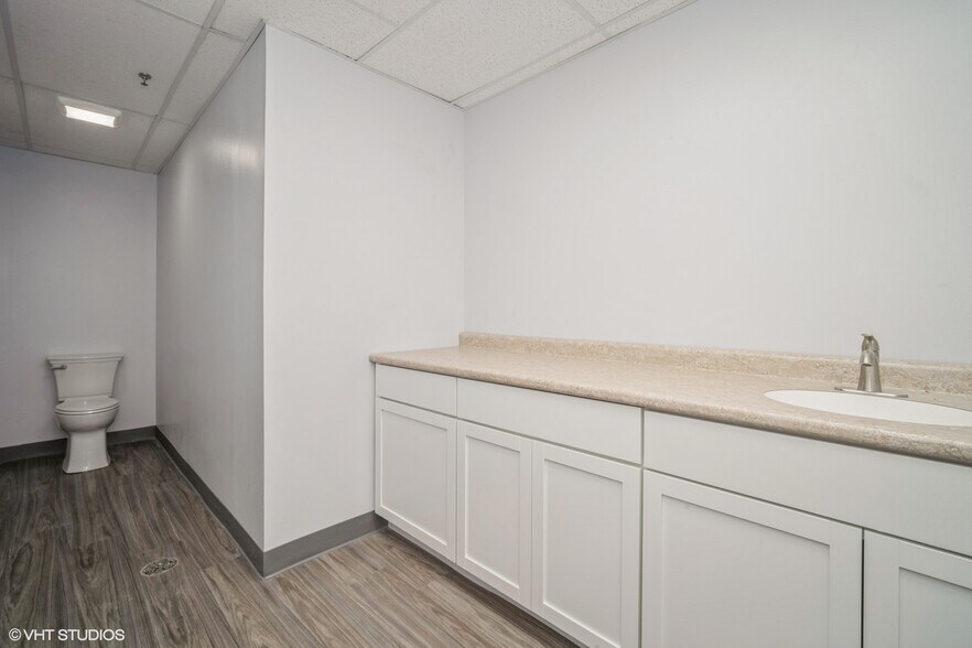 More Photos Of 2068-2068 S Foster Ave, Wheeling Manufacturing For Lease