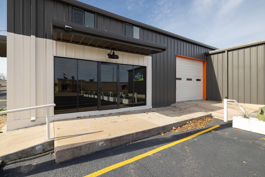 More Photos Of 408 S Main St, Lampasas Light Distribution For Lease