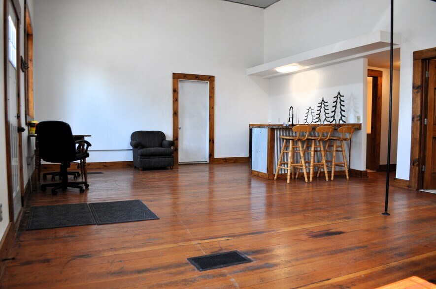 More Photos Of 910 Main Ave, Washburn Light Manufacturing For Sale