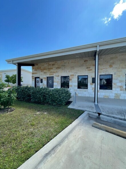 More Photos Of 1011 S Heatherwilde Blvd, Pflugerville Research And Development For Lease