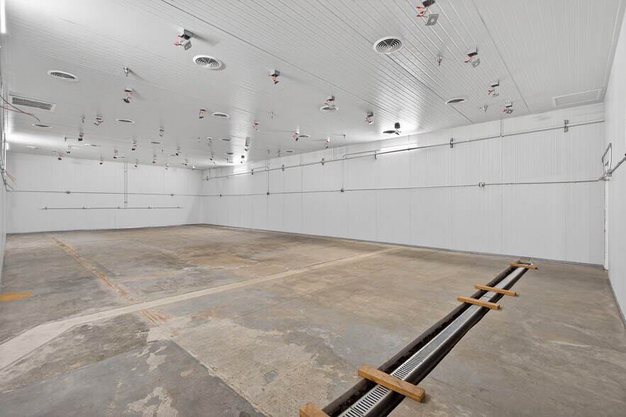 More Photos Of 11019 Penrose St, Sun Valley Manufacturing For Sale