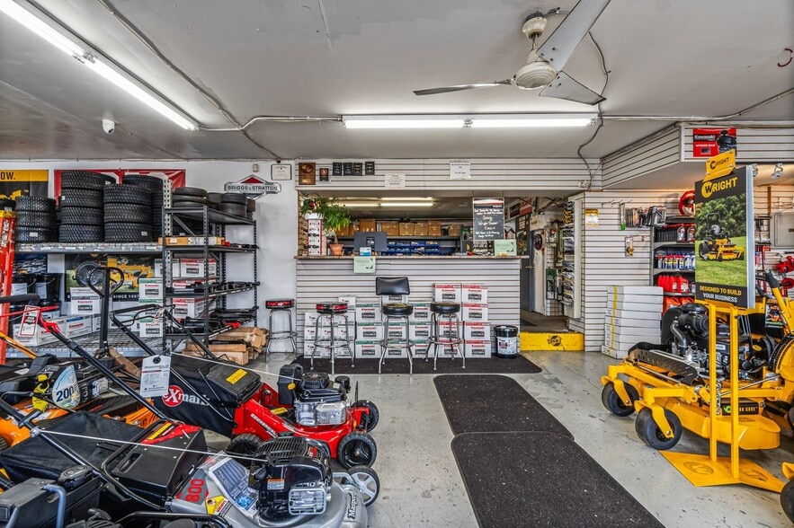 More Photos Of 75 Windsor Ave, Mineola Warehouse For Sale