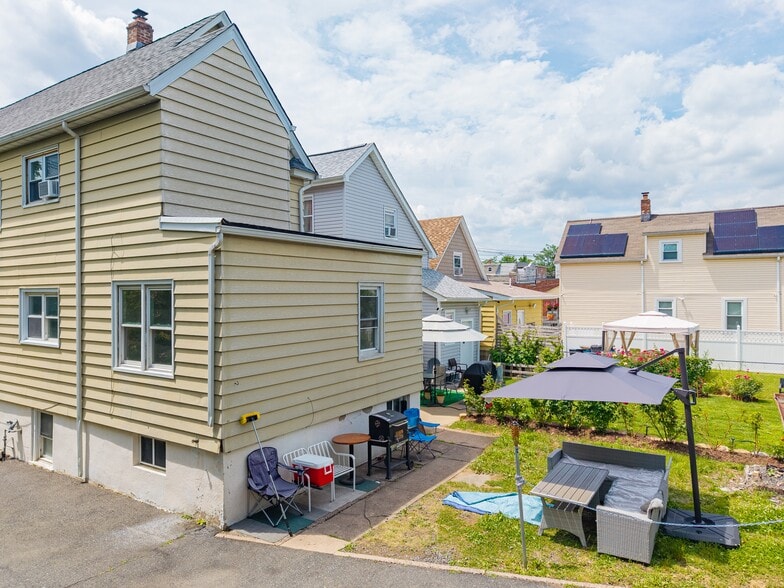 More Photos Of 50 Jewell St, Garfield Apartments For Sale