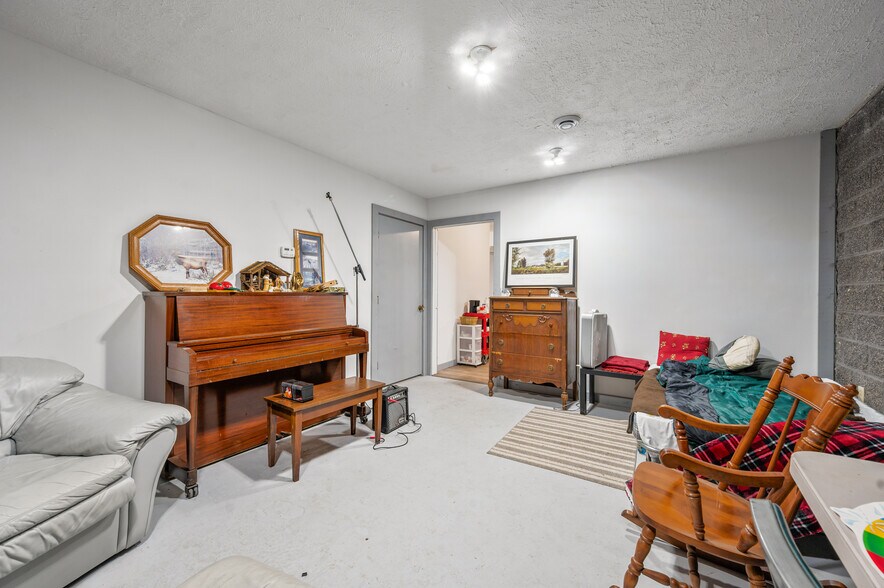 More Photos Of 18470 195th ave, Big Rapids Office For Sale