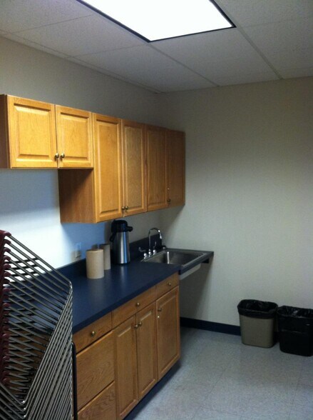 More Photos Of 33 Airport Center Dr, New Windsor Township Office For Lease