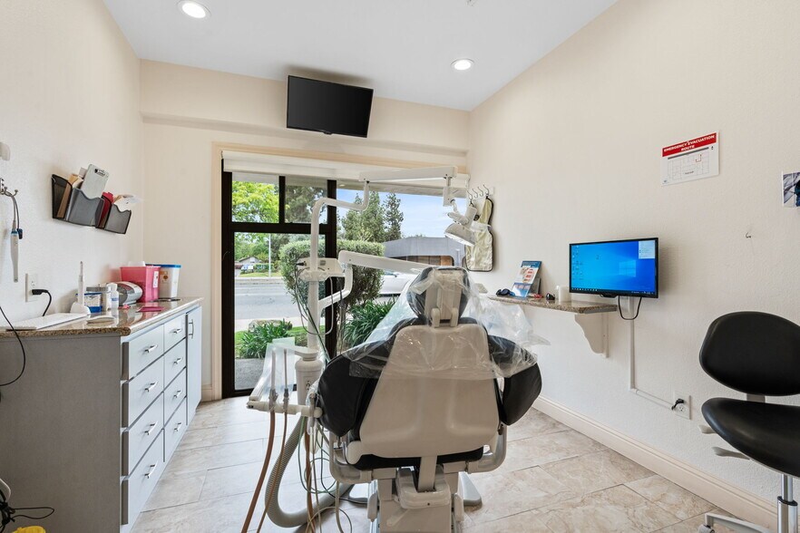 More Photos Of 1665 W Shaw Ave, Fresno Medical For Sale