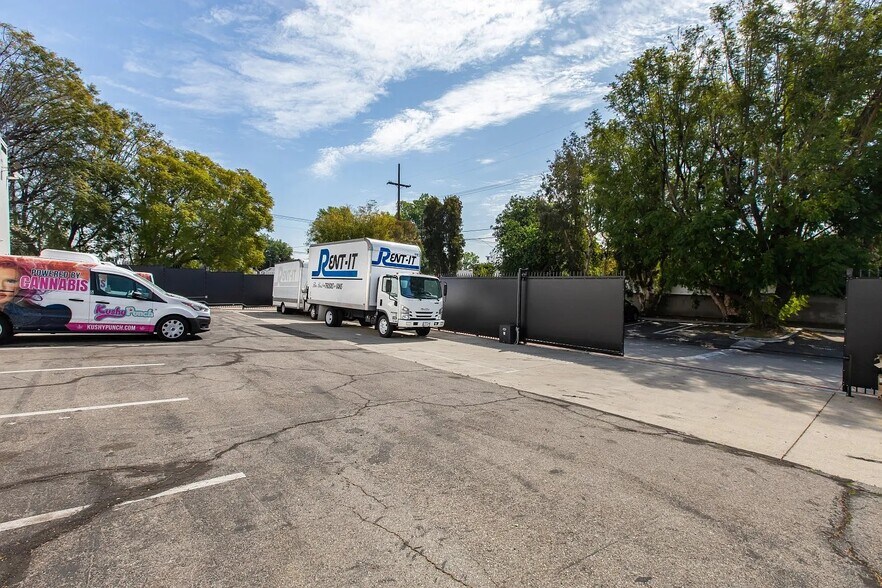 More Photos Of 20500 Nordhoff St, Chatsworth Research And Development For Sale
