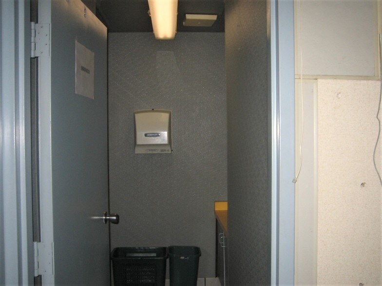 More Photos Of 5301 Seventy-six Dr, Youngstown Service Station For Sale