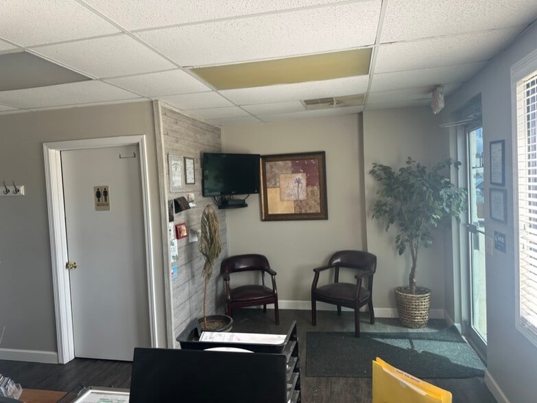 More Photos Of 1628 Commerce Pky, Bloomington Flex For Lease