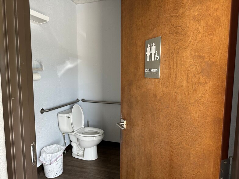 More Photos Of 1705 N Main St, Cleburne Auto Dealership For Lease