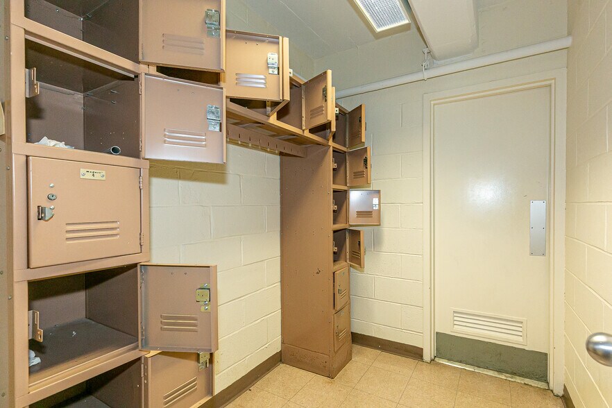 More Photos Of 24840 Northern Blvd, Little Neck Bank For Lease