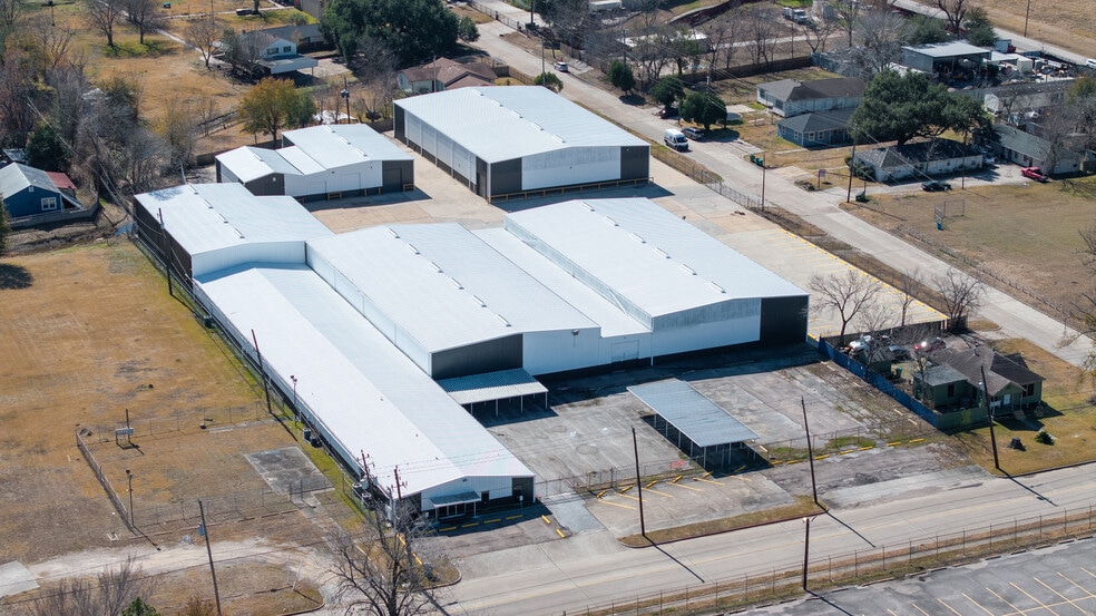 More Photos Of 1305 W Jackson Ave, Pasadena Manufacturing For Lease